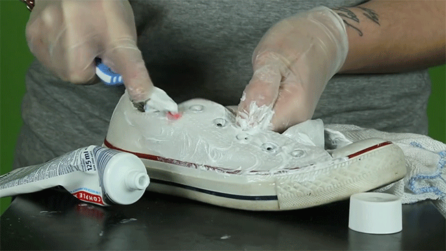 cách giặt dày thể thao bằng kem đánh răng