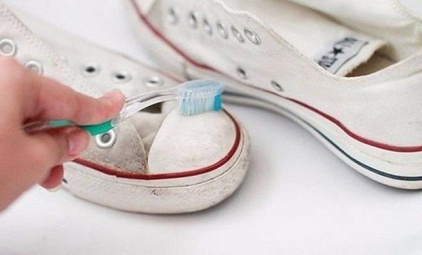cách giặt giày thể thao bằng nước rửa chén và bàn chải đánh răng