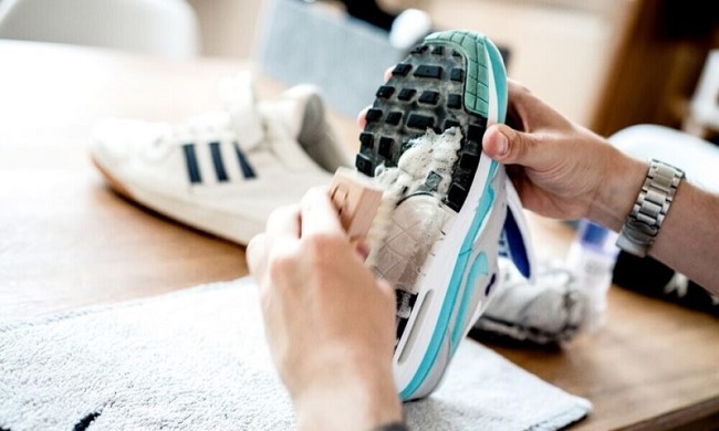 cách giặt giày thể thao bằng dung dịch tẩy rửa