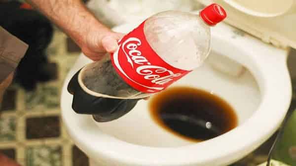 cách thông tắc bồn cầu bằng coca cola