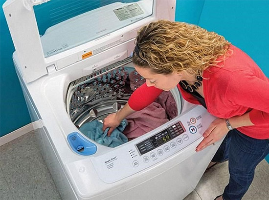 hướng dẫn cách vệ sinh máy giặt cửa trên